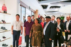 莱索托首相塔巴内来奥康智慧门店买买买，还做了这件事！