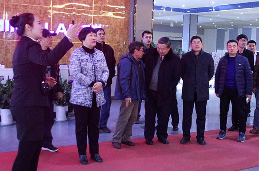 参观镭鸣展厅